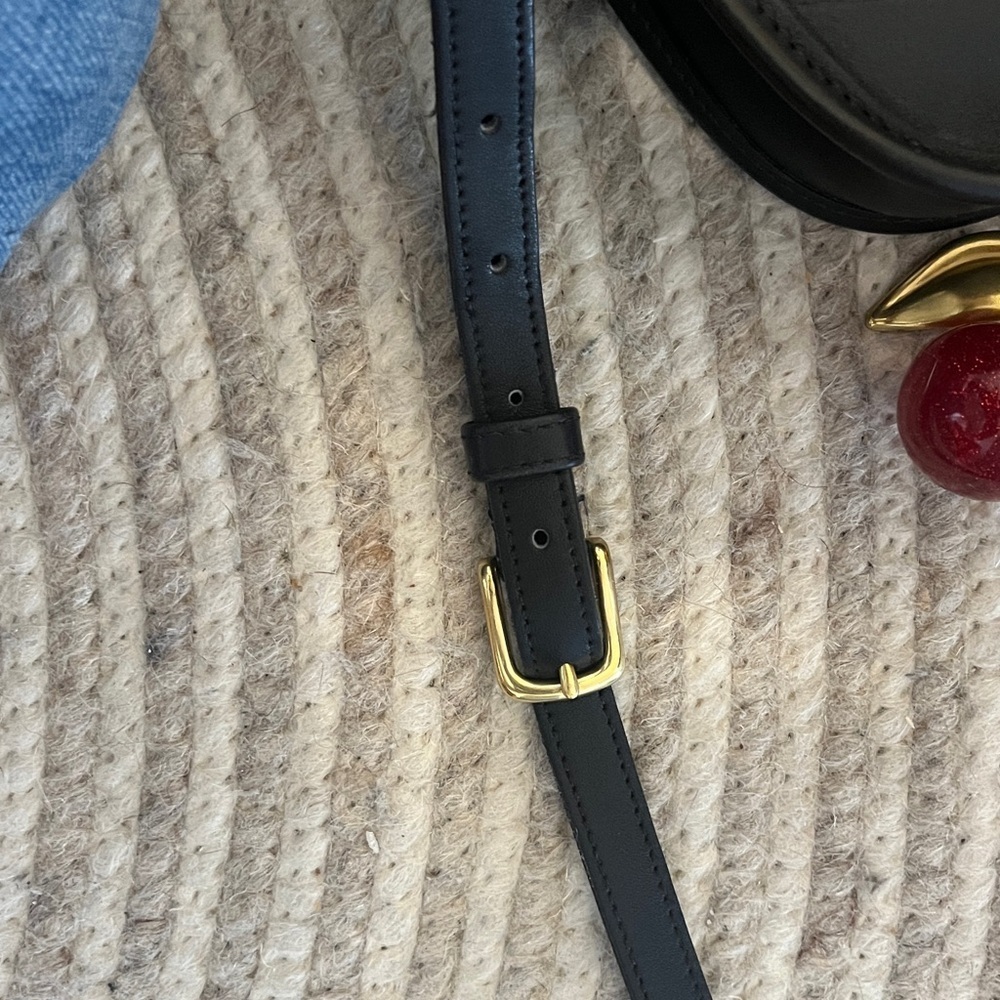 I don't have this bag anymore do not offer. Crossbody 9031 Bag Black Made in US - Picture 9 of 13